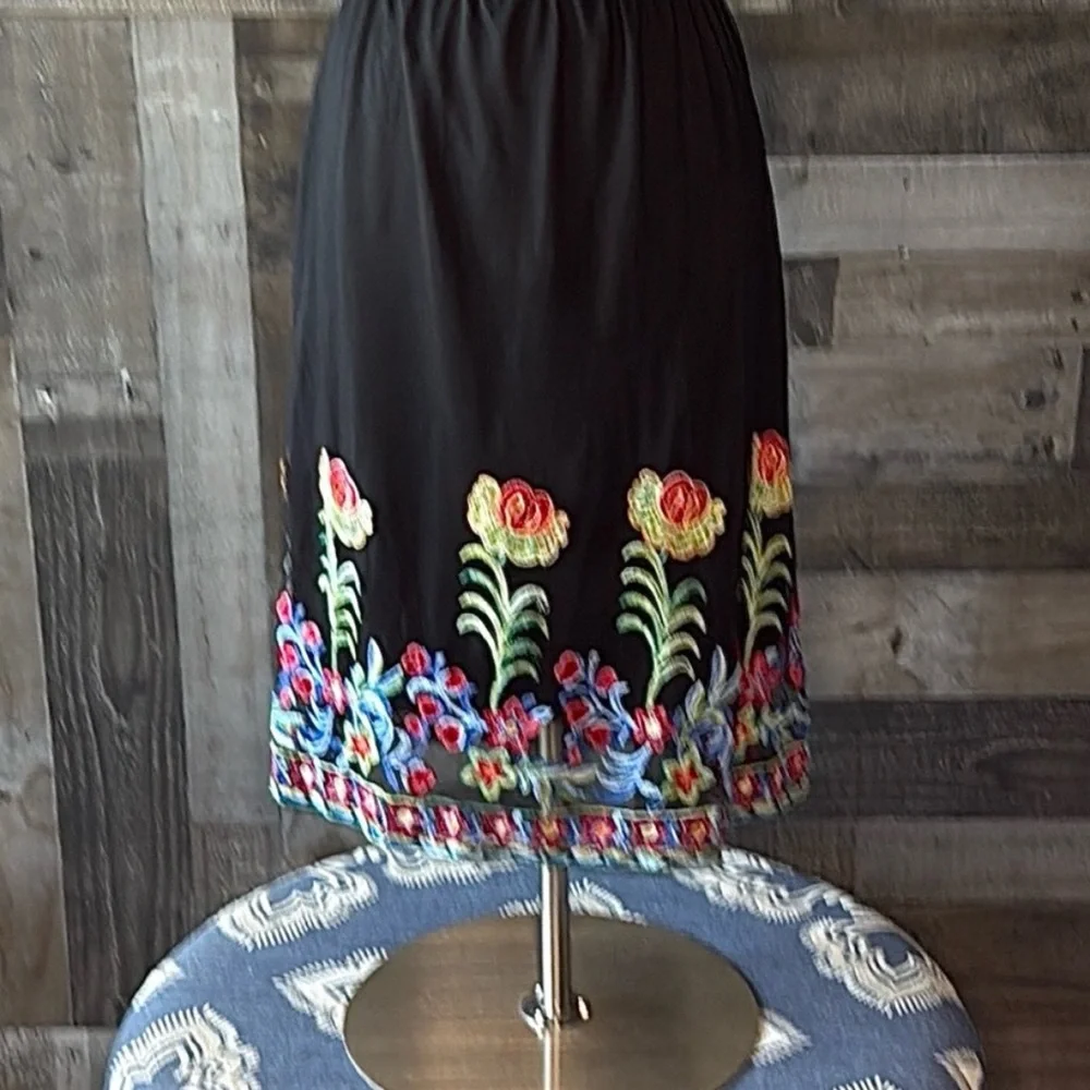 Floral embroidered black midi skirt medium fiesta festival resortwear party
